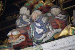 Wikipediaより：日光東照宮　陽明門 初層組物間の彫刻「四睡」　